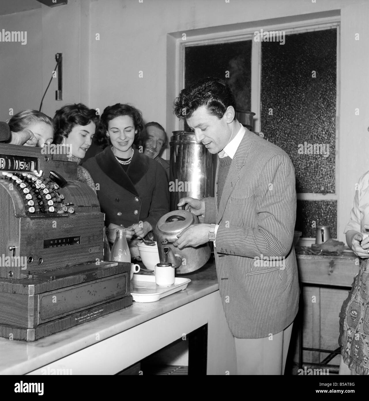 Straßencafé. Tee, Busreisende während einer Busreise nach Manchester. Juli 1955 A322a Stockfoto
