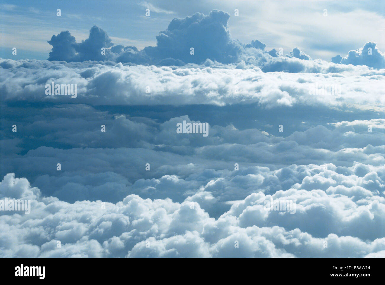 Luftbild der Banken geschwollene weißen Wolken, die aus der Luft gesehen Stockfoto