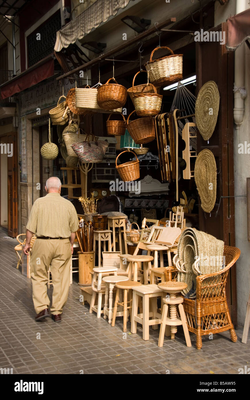 Verkauf von Holz Möbel und Korbwaren in der Innenstadt von Valencia in der spanischen Region Valencia gemacht Handwerksladen Stockfoto
