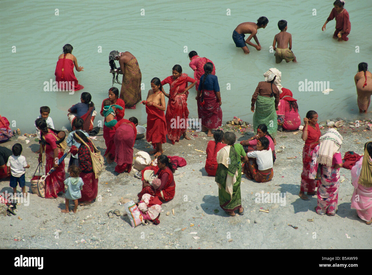 Ritual Säuberungen in Seti Khola ein Nebenfluss des Ganges für Nepali Neujahr Pokhara Nepa Asien Stockfoto