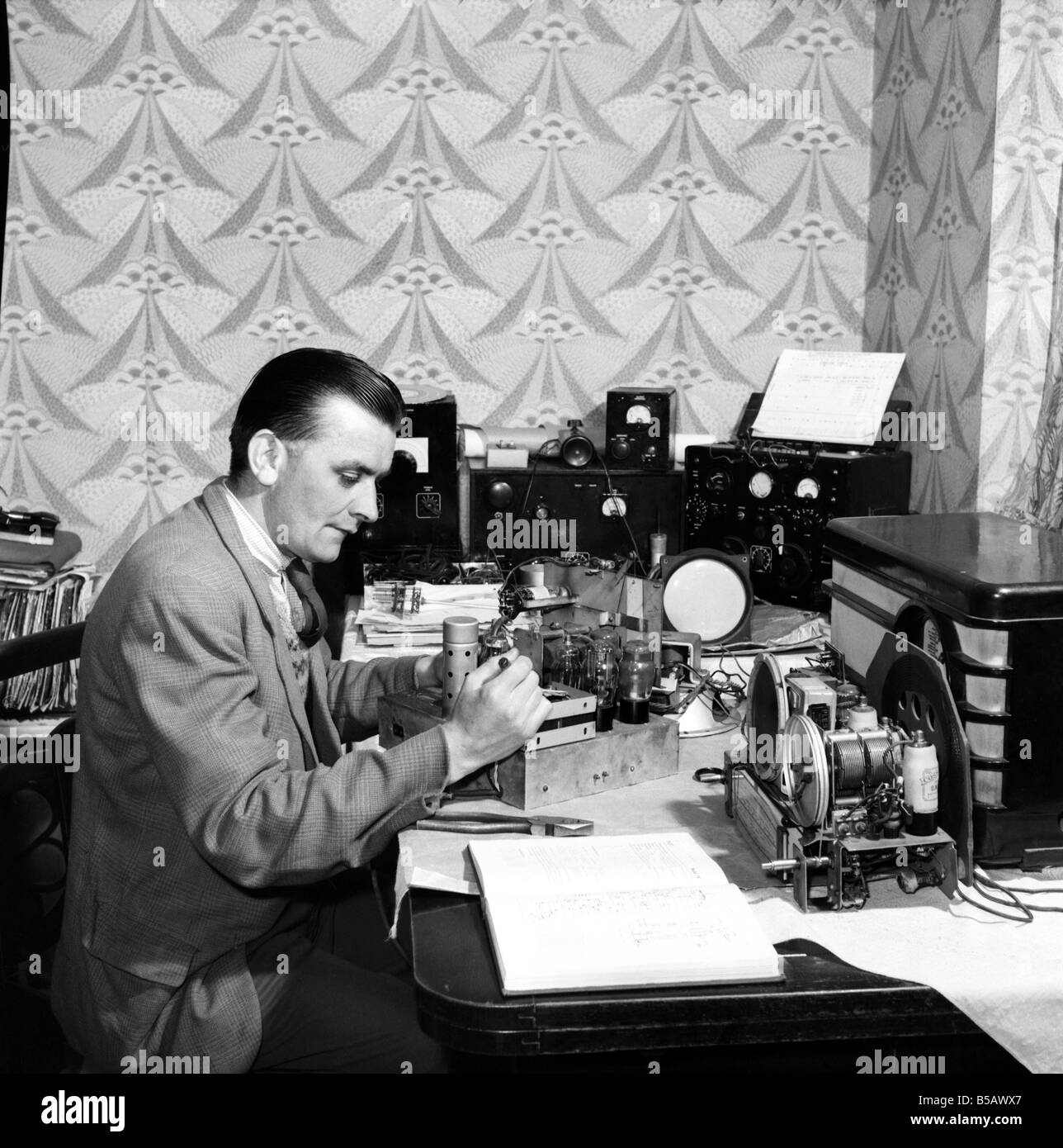 Radio-Mechaniker: Stephen Freeth gesehen hier bauen Funkanlagen für die Bristol-Krankenhaus-Radio-Gruppe. 1963 A712-005 Stockfoto