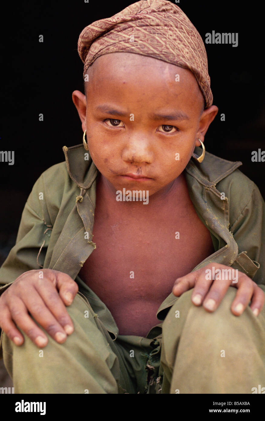 Porträt eines jungen Mannes mit einem schmutzigen Gesicht tragen Ohrringe Jalbire Nepal Asien Stockfoto