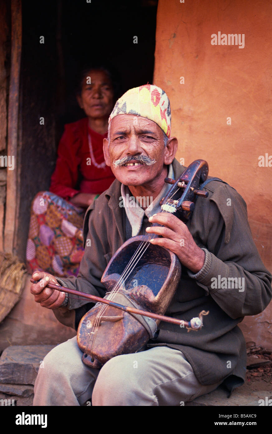 Porträt eines Mannes Gaines Kaste der Musiker spielen ein Saiteninstrument in Pokhara Nepal Asien A Wright Stockfoto