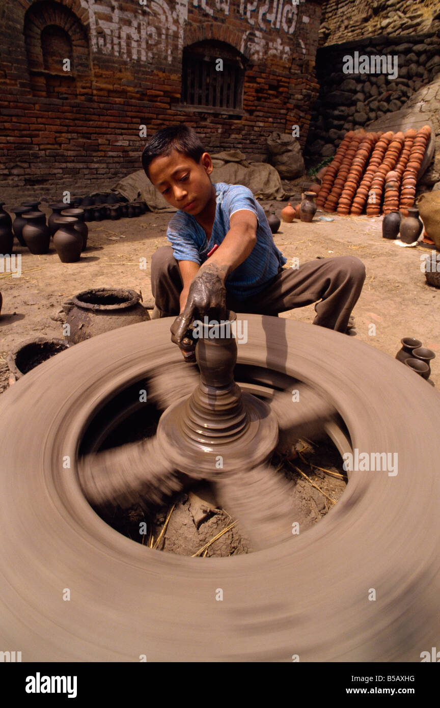 Junge Junge werfen einen Topf Potter s Square Bhaktapur Nepal Asien G Hellier Stockfoto