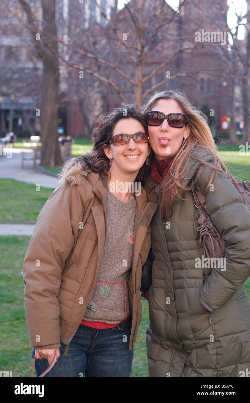 Zwei weibliche Modelle in einem Park in Philadelphia Stockfoto