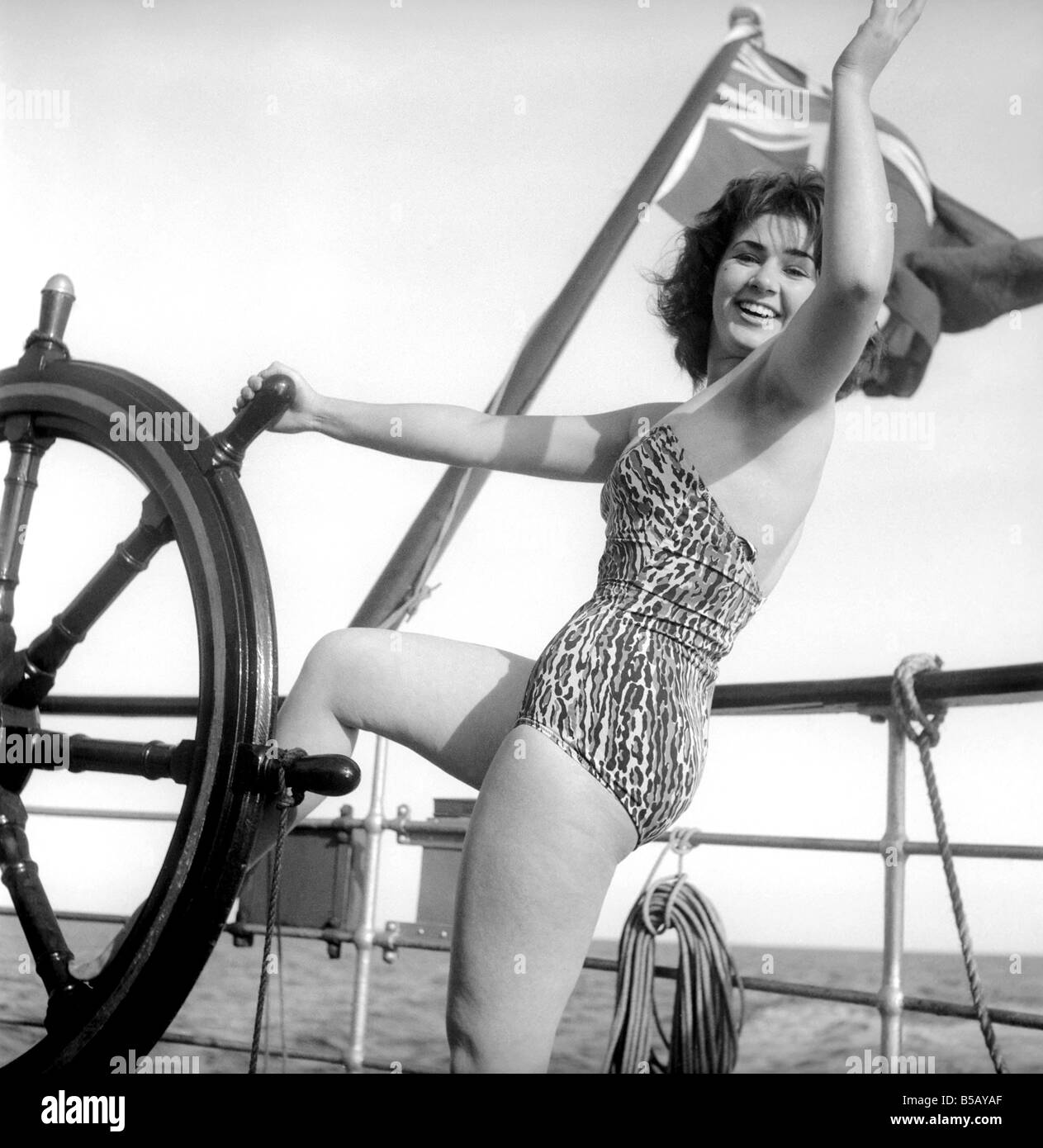 Julie Alexander Modelle der neuesten Bademode auf einem Segelschiff in den  Kanal. Juli 1957 Stockfotografie - Alamy