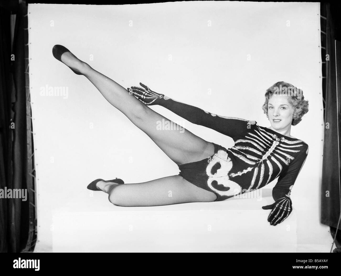 Frau trägt Skelett-Outfit. Oktober 1959 Stockfoto