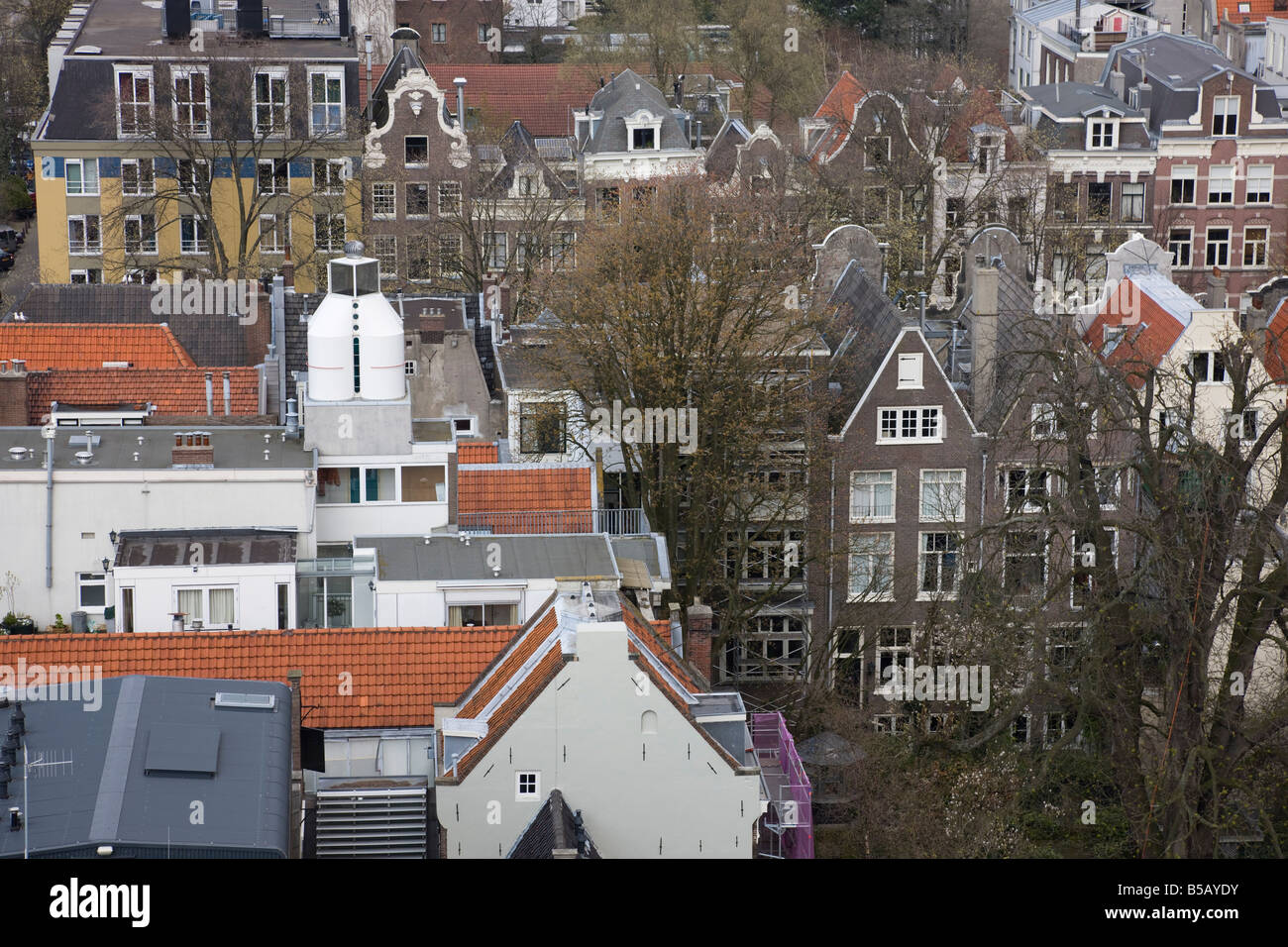 Das graue Haus an der Unterseite mit dem einzigen Fenster ist das Anne Frank House, Amsterdam, Niederlande Stockfoto