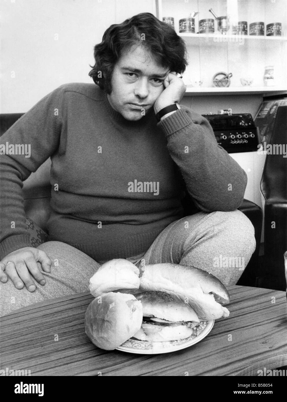 Super-schlanker 'Charles' reumütig mit Blick auf die Art von Snack verwendet er anzugehen, bevor er seinen Schelle montiert hatte. Juli 1973 Stockfoto