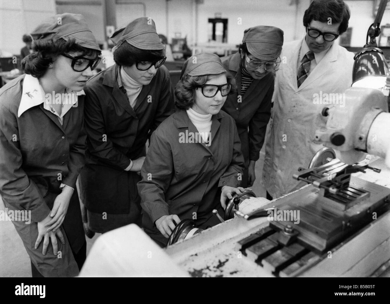Lehrer Anthony Rollins mit Auszubildenden der Lucas Industries-Fabrik in Birmingham. Die Mädchen sind, von links nach rechts, Ann Doyle, Judith Ebdon und Maxine Southgate, alle im Alter von 17 und 16 Jahre alt Gita Patel. Januar 1977 P007862 Stockfoto