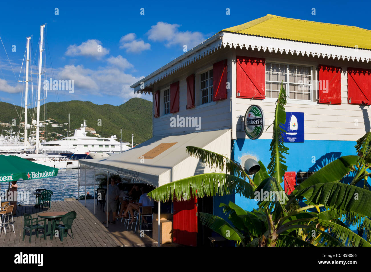 Coloufully gemalte Haus Simpson Lagune auf der holländischen Seite der Insel, St. Martin, Leeward-Inseln, Karibik Stockfoto