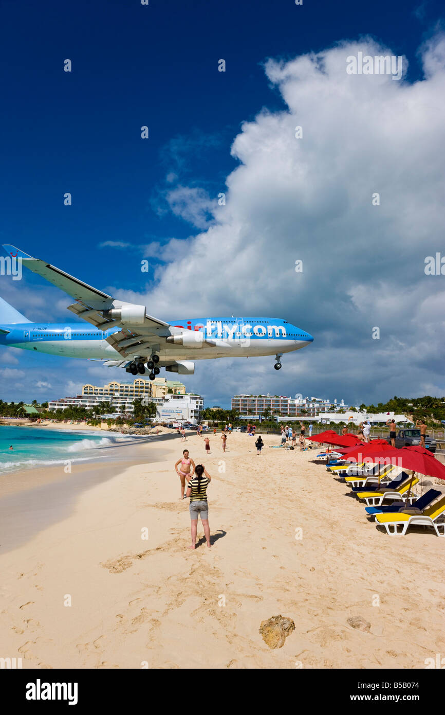 Strand am Maho Bay und niedrig fliegende Flugzeuge, St. Martin, Leeward-Inseln, West Indies, Karibik Stockfoto