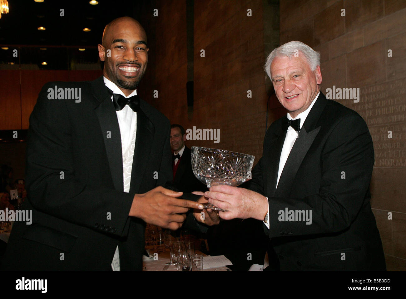 LIB ehemalige Newcastle United Chef Sir Bobby Robson, Stan Calvert Award für coaching, Fab Flournoy bei den Sport-Newcastle-Awards Stockfoto