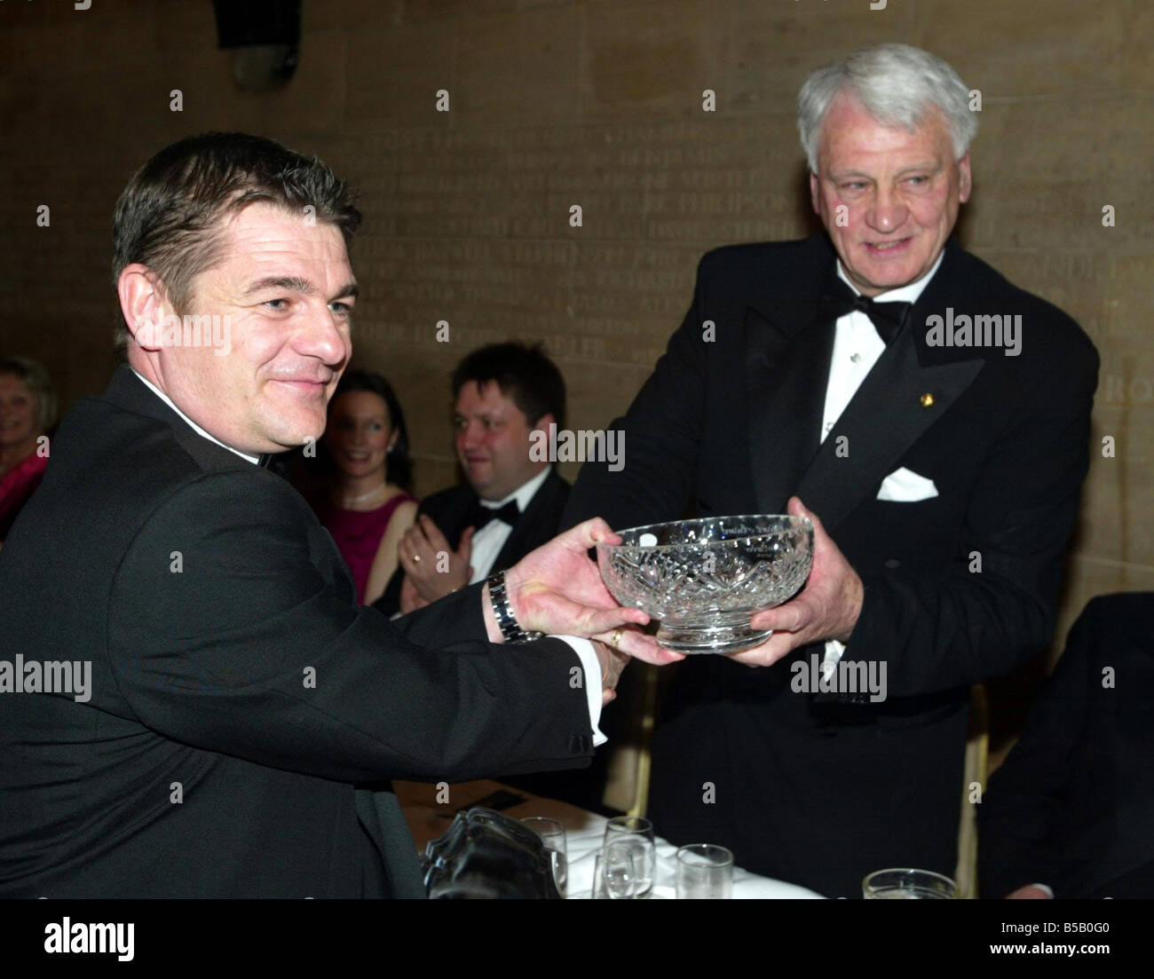 LIB ehemalige Newcastle United Boss Sir Bobby Robson gibt eine Auszeichnung bei den Sports Awards bei Newcastle Civic Centre zu Newcastle United-Trainer John Carver Stockfoto