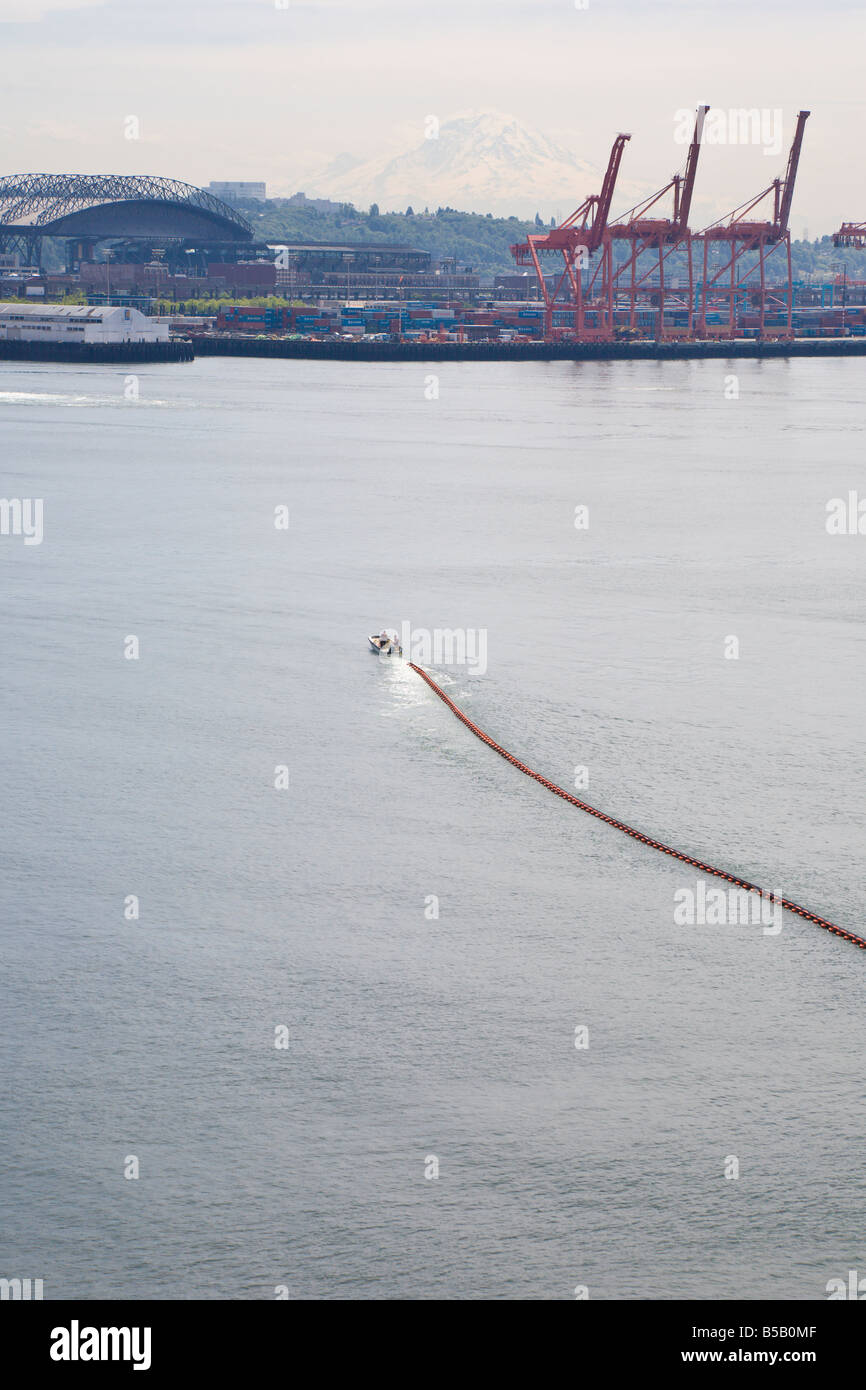 Schlepper Boot zieht Spill Containment Gerät über Elliot Bay in Seattle, Washington Stockfoto