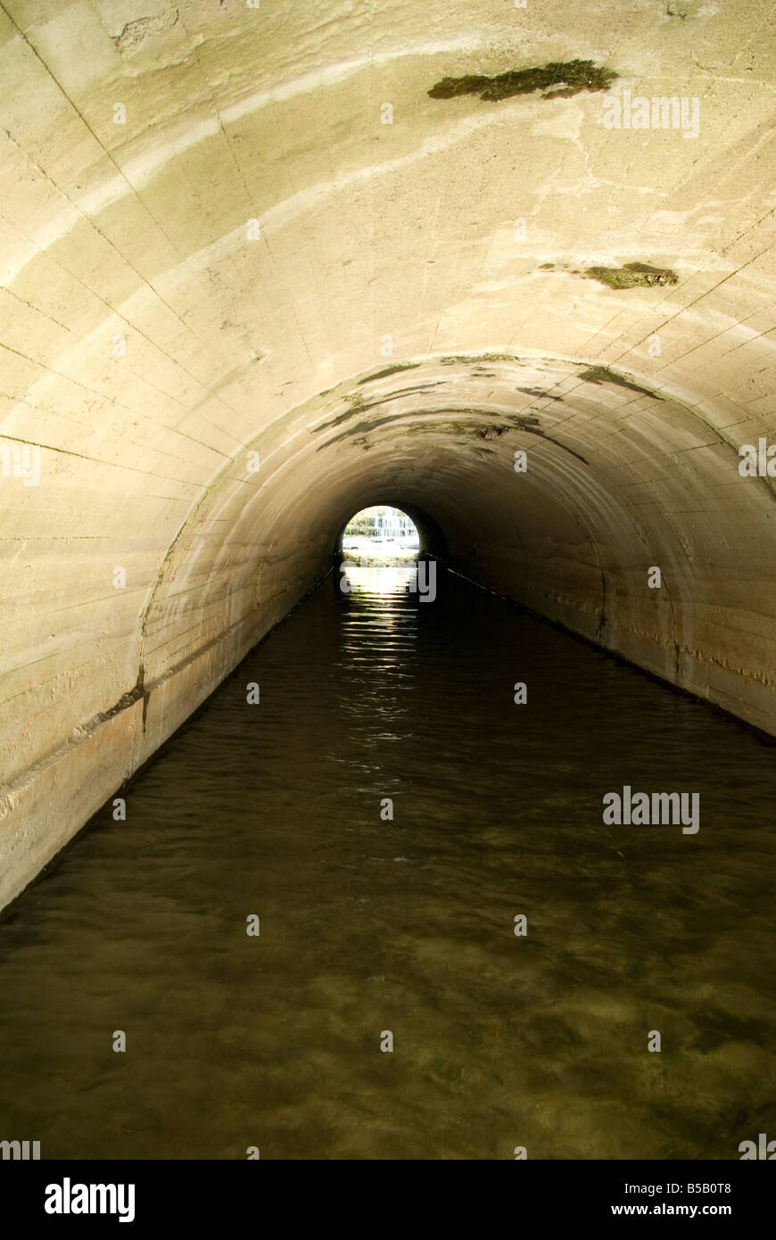 Ein Wasserfall am Ende eines Tunnels Stein Sturm Abfluss Stockfoto