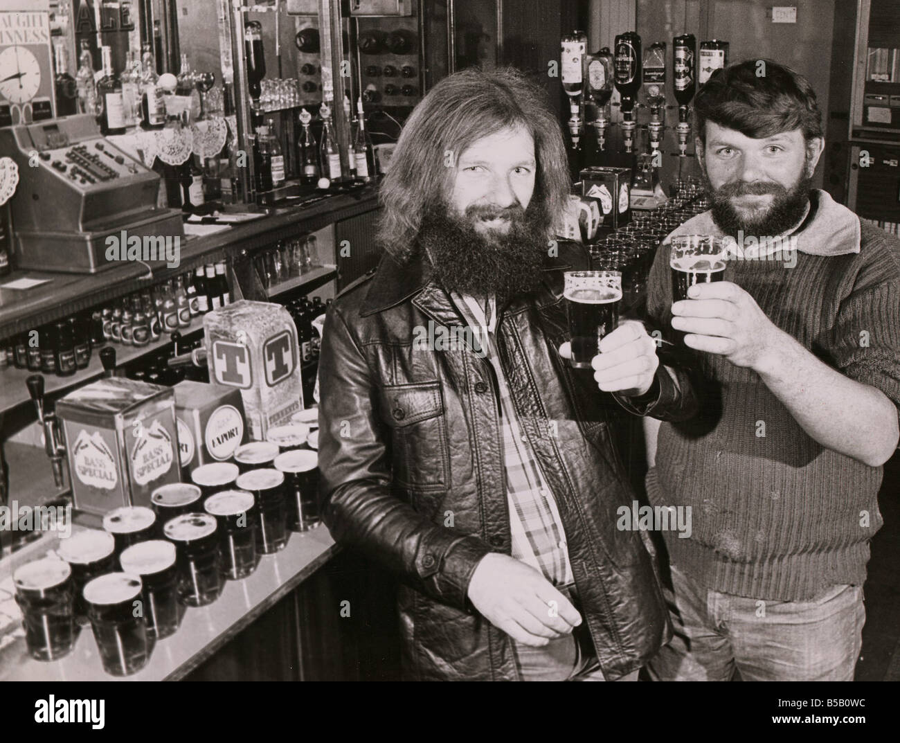 Brüder Donald und Irving Boyes im Training für einen Marathon-Kneipentour sie planen, trinken die Hälfte einen Pint Bier in jedem der 65 Pubs in ihrer Stadt, um Geld für wohltätige Zwecke Juni 1977 Stockfoto