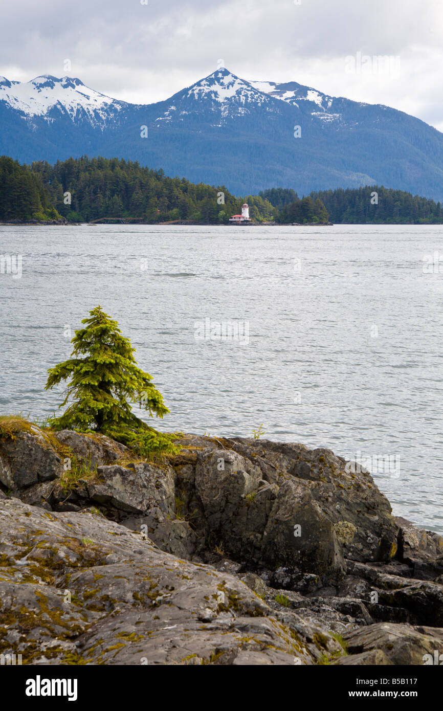 Leuchtturm vor Schnee bedeckt Berge auf der Insel im östlichen Ärmelkanal der Inside Passage in Sitka, Alaska Stockfoto
