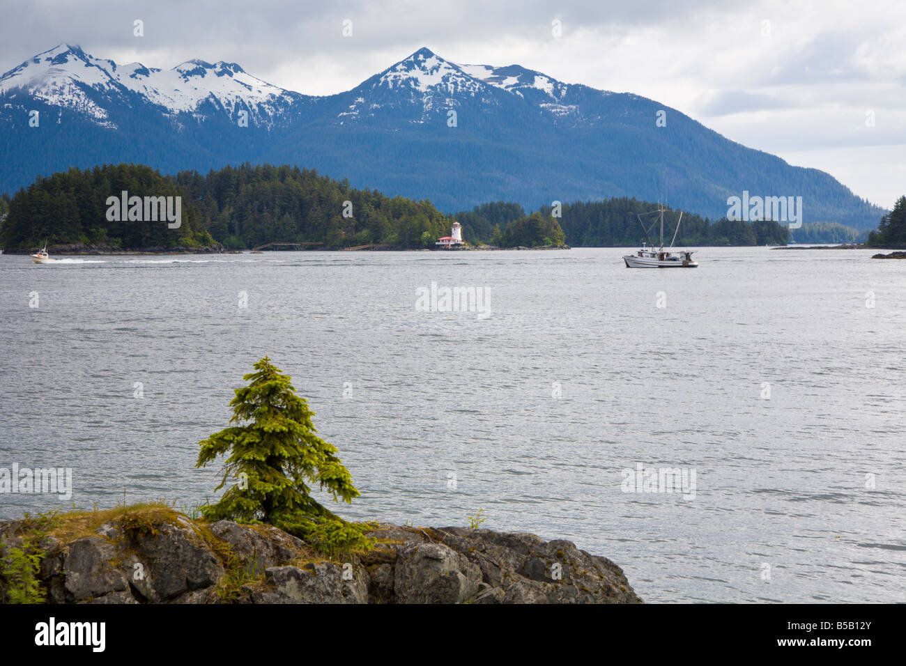 Leuchtturm vor Schnee bedeckt Berge auf der Insel im östlichen Ärmelkanal der Inside Passage in Sitka, Alaska Stockfoto