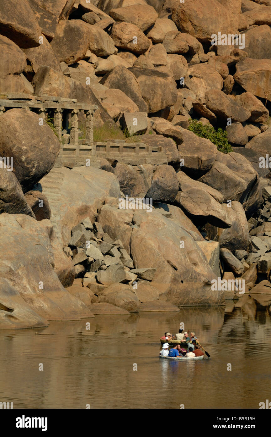 Tungabhadra flussabwärts in traditionellen Nuss schwimmende Touristen shell-Stil Boote. Indien, Karnataka, Hampi. Stockfoto