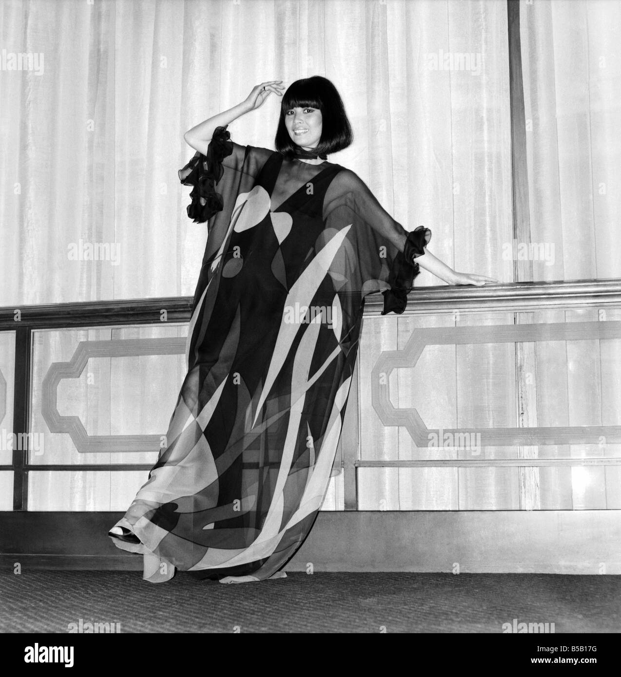 Model trägt eine Kleid mit durchschauen Kleidungsstück an der Spitze während eines japanischen Fashion Show. &#13; &#10; April 1975 Stockfoto