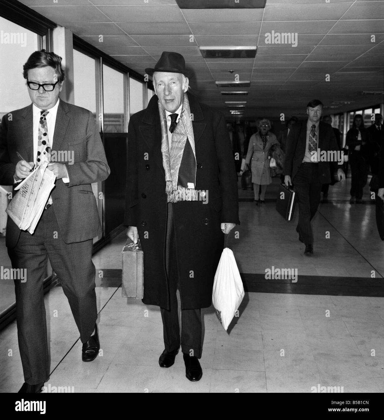 Wilfred Hyde-White kamen am Heathrow Flughafen von Los Angeles. Hier soll er einen neuen Film zu machen. &#13; &#10; April 1975 Stockfoto