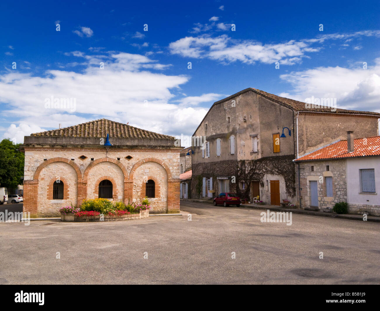 Stadtplatz in der kleinen Gemeinde Miramont de Quercy, Tarn et Garonne, Frankreich Europa Stockfoto