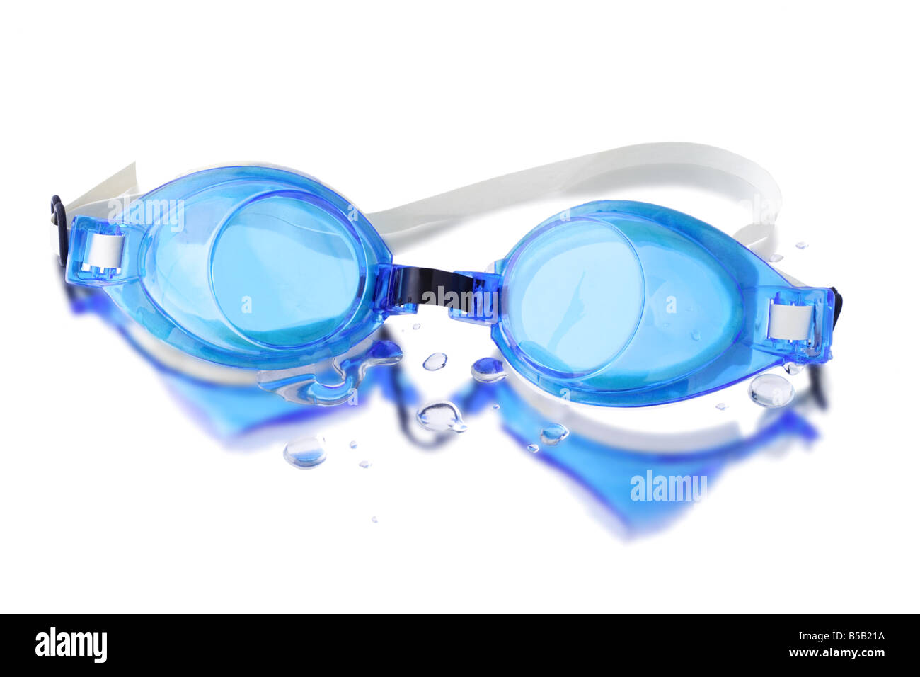 Nassen Schwimmbrille mit Reflektion auf weißem Hintergrund Stockfoto