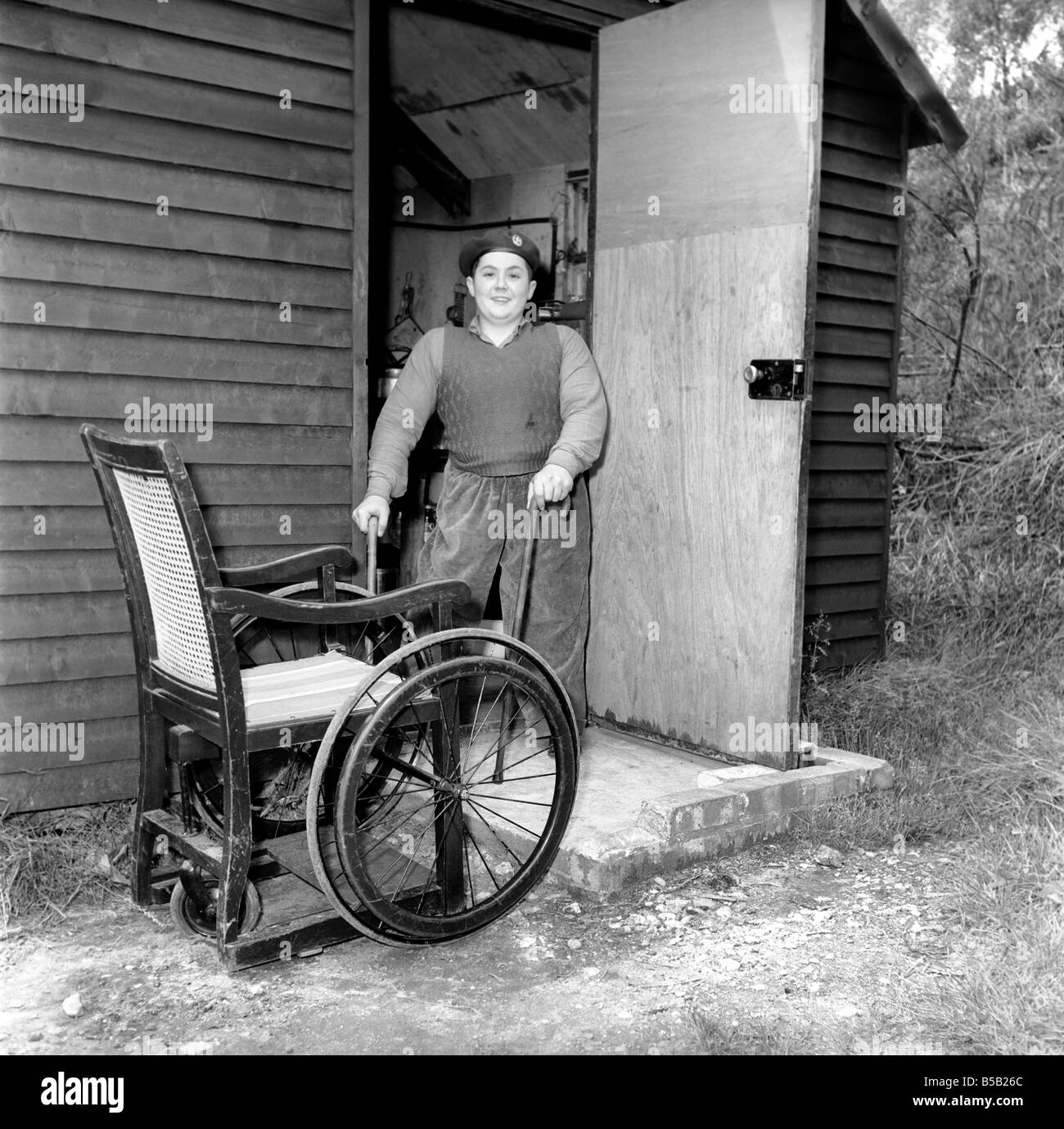 Behinderung und Jugend: Tommy Hoare die beinlosen Boy scout gesehen, hier genießen Sie camping. Juli 1955 Stockfoto