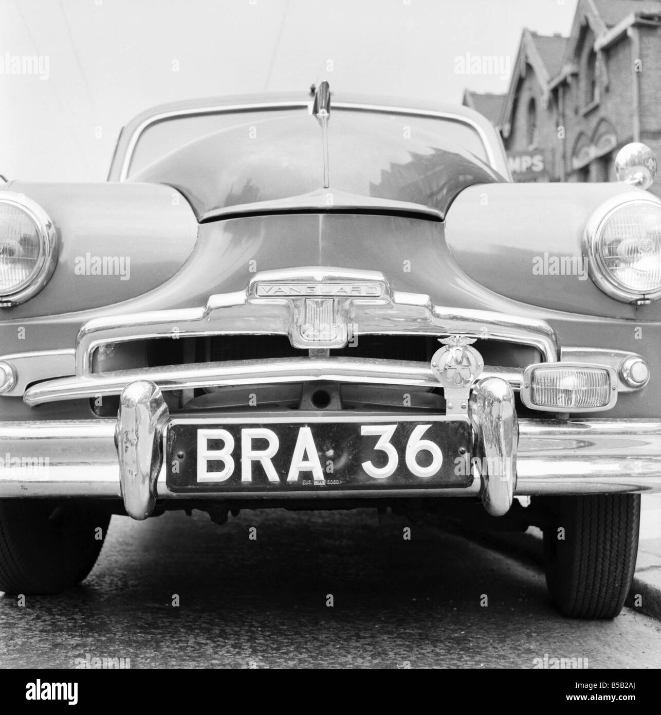 Standard Vanguard-Auto mit humorvollen Registrierungsnummer Platte BH 36.  1955 Stockfotografie - Alamy
