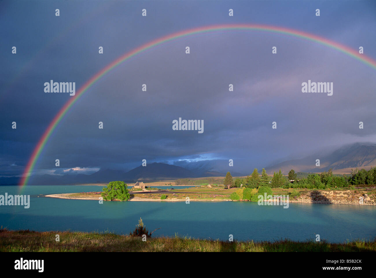 Regenbogen über Lake Tekapo Canterbury Neuseeland J Bright Stockfoto