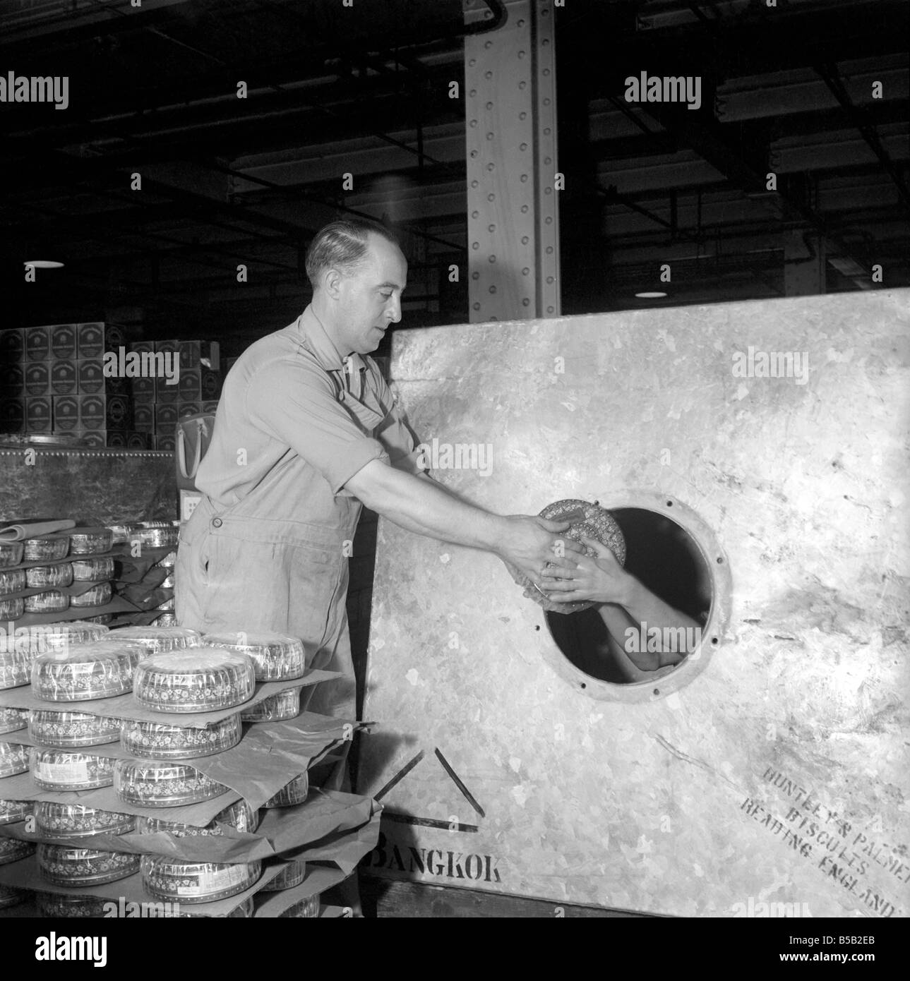 Huntley und Palmer Kekse: Jungen in der Keksfabrik gesehen hier laden Kiste für den Export. August 1958 Stockfoto