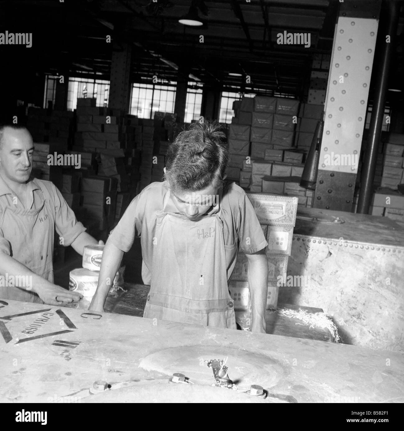 Huntley und Palmer Kekse: Jungen in der Keksfabrik gesehen hier laden Kiste für den Export. August 1958 Stockfoto