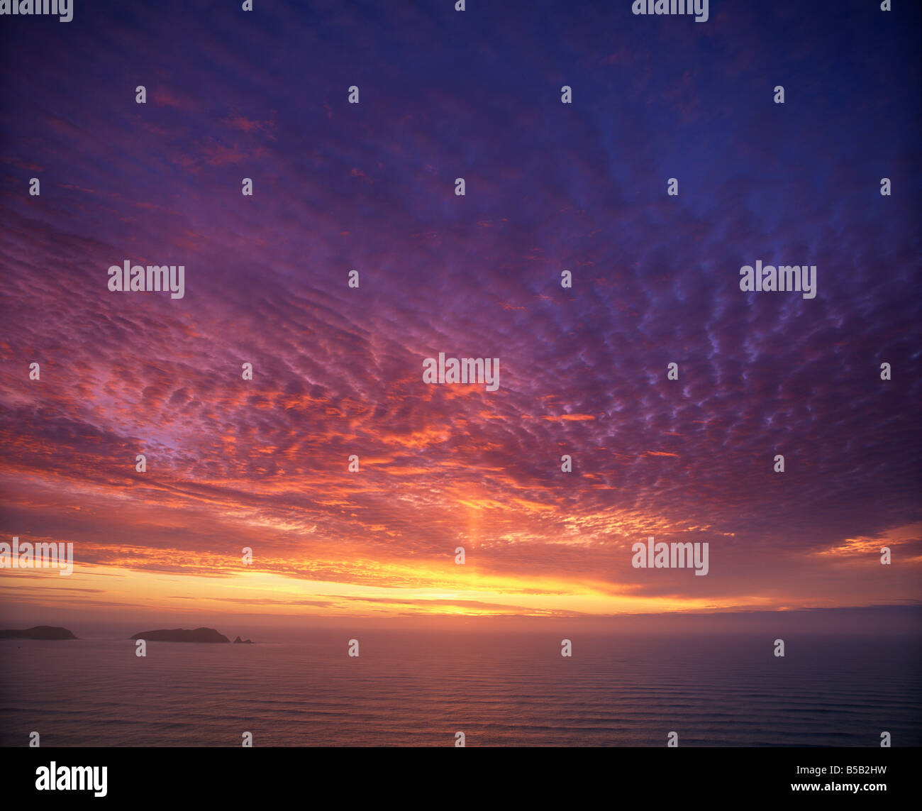 Bunter Himmel in der Abenddämmerung über Seascape New Zealand J Bright Stockfoto