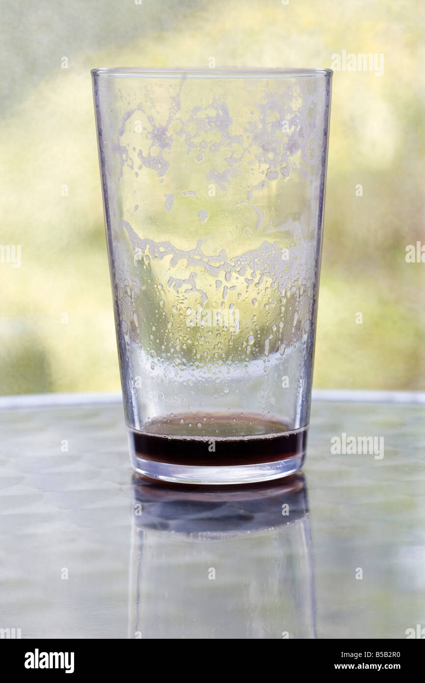 Leeres Glas Bier mit Bodensatz Stockfoto