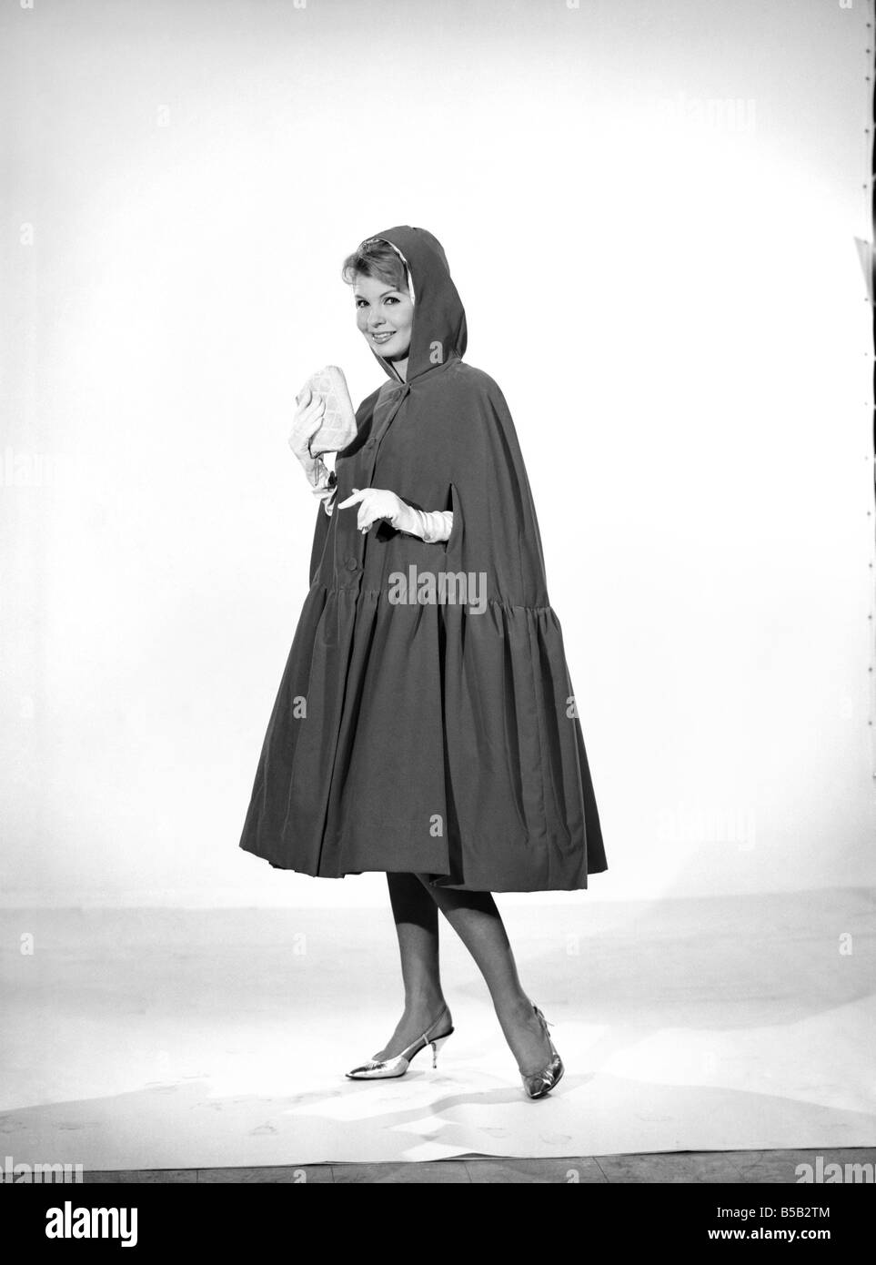Little Red Riding Hood: Modell Elizabeth Herzog rotem Samt Umhang tragen. 1963 Stockfoto