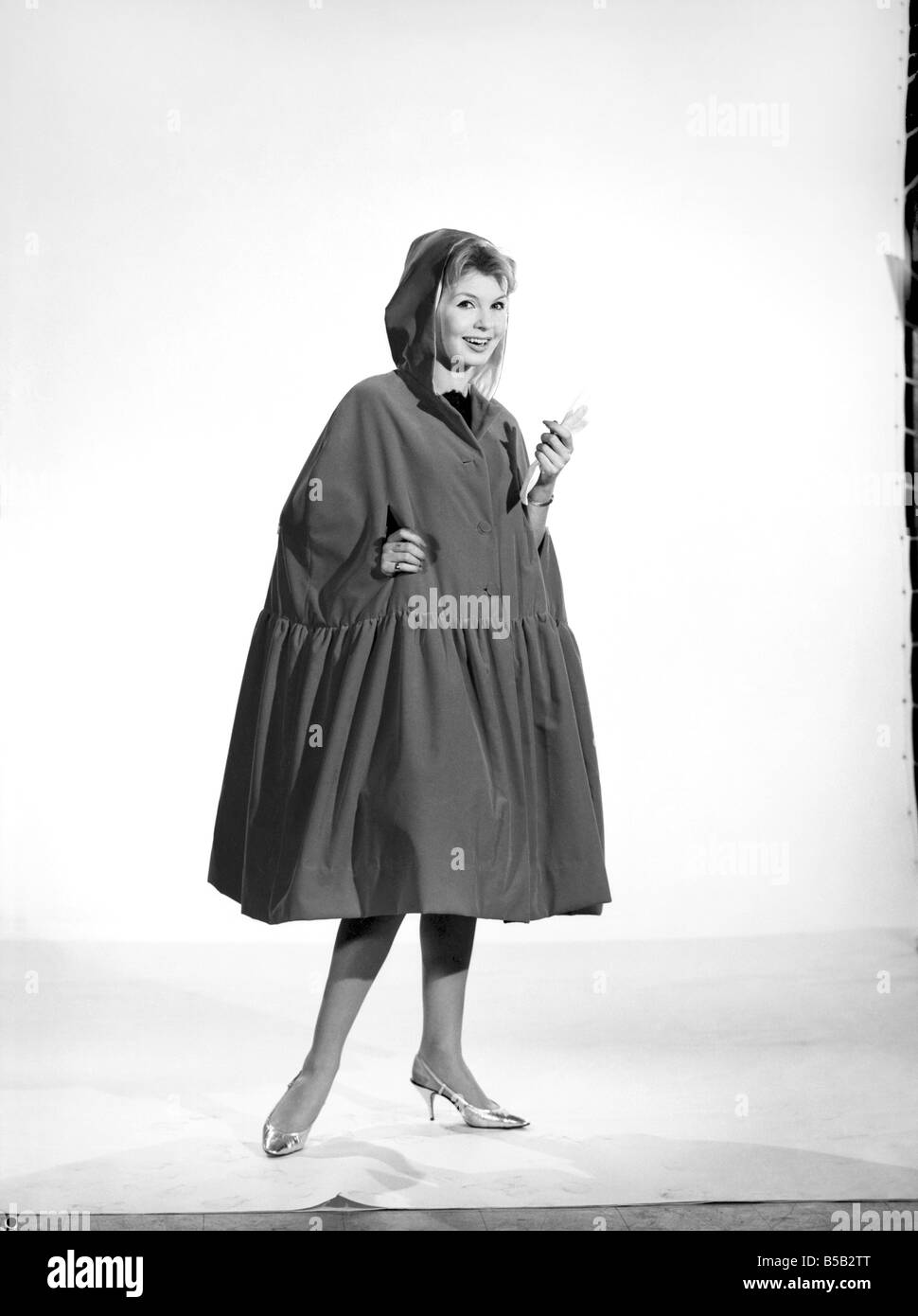 Little Red Riding Hood: Modell Elizabeth Herzog rotem Samt Umhang tragen. 1963 Stockfoto
