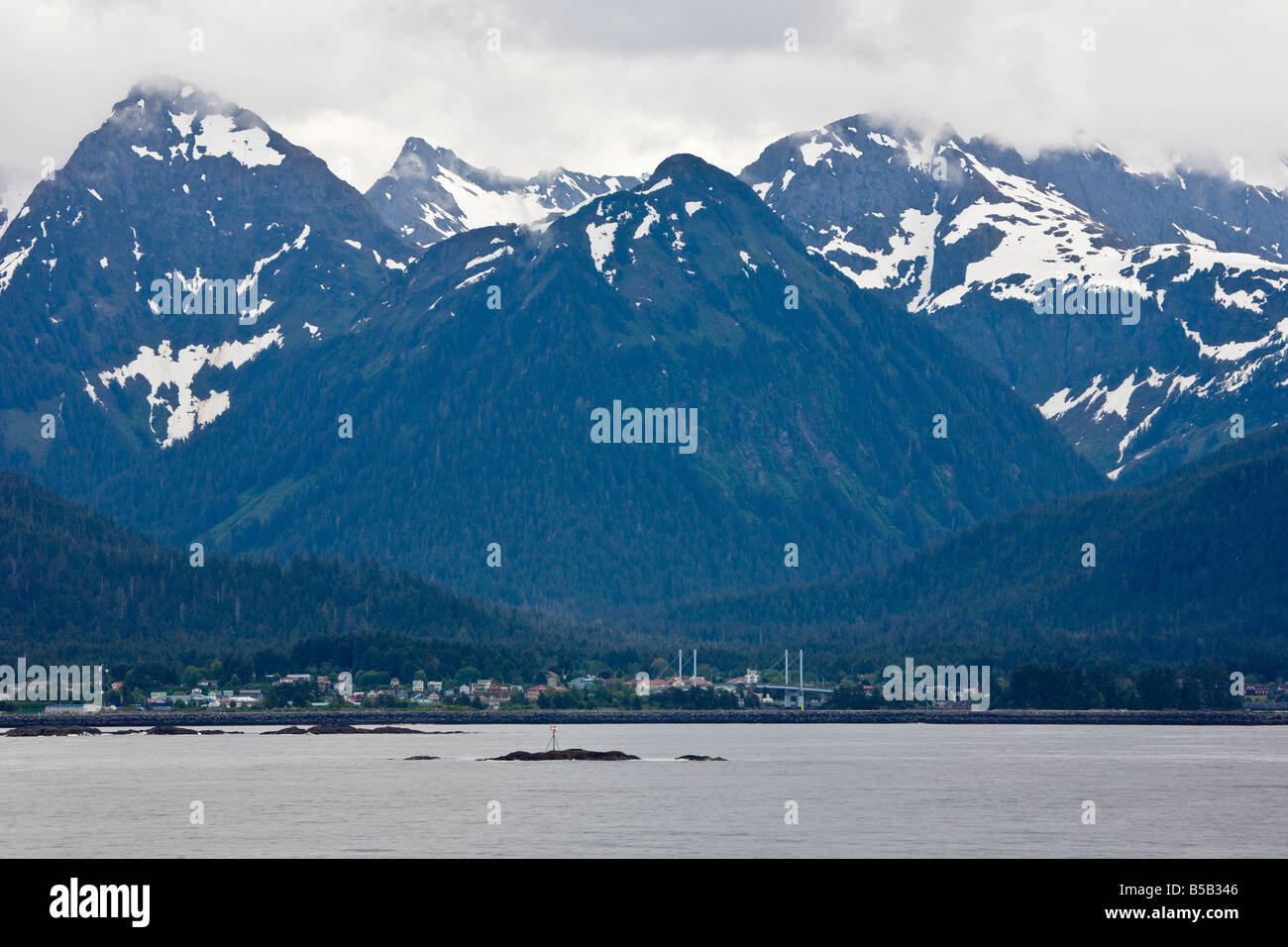 Stadt von Sitka Alaska auf Basis von Schnee bedeckt Berge entlang der Inside Passage Stockfoto