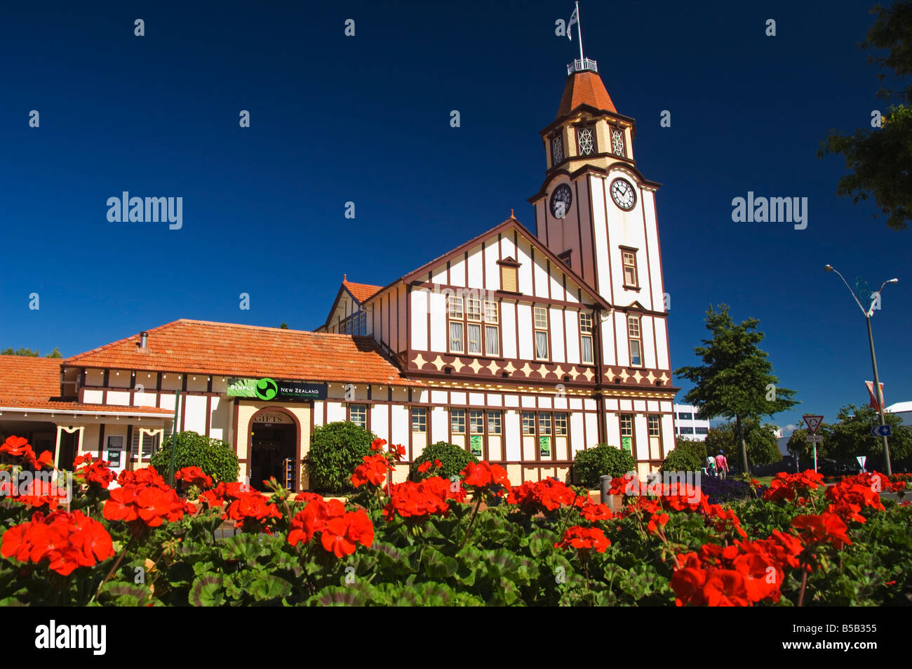 Die Tourist Information Office Building und Mock Tudor Clock Tower, Rotorua, Taupo vulkanische Zone, Nordinsel, Neuseeland Stockfoto