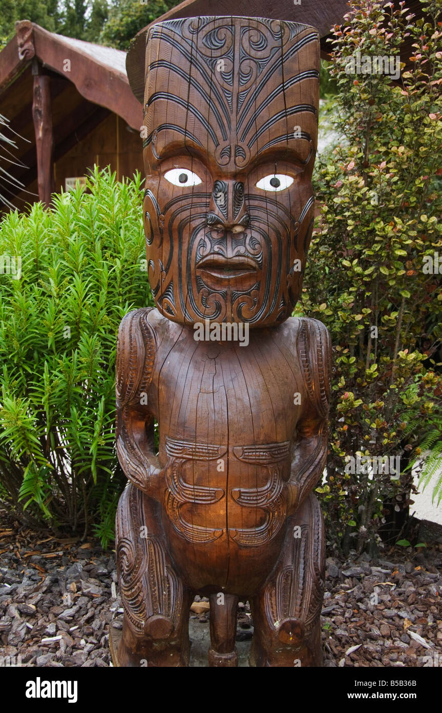 Geschnitzte Holzfiguren, Te Puia Maori Dorf, Rotorua, Taupo Volcanic Zone, Nordinsel, Neuseeland Stockfoto