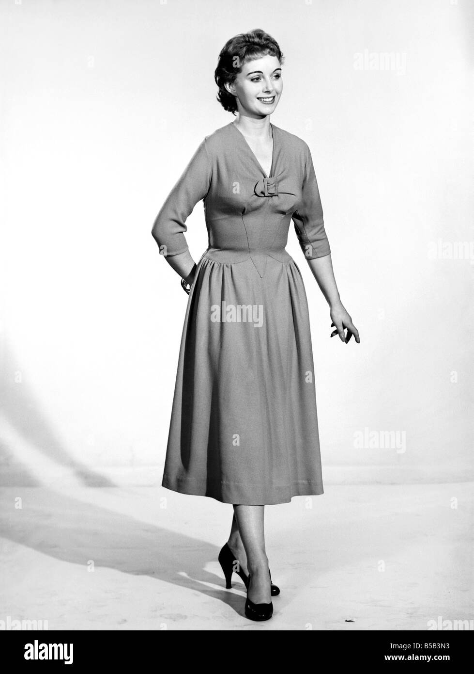 Frau trägt Sommerkleid. Ca. 1955 Stockfotografie - Alamy