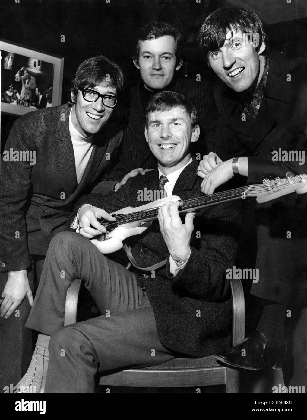 Die Schatten, L bis R: Hank Marvin, Brian Bennett, Bruce Welch und Brian Verriegelung (unten Mitte), Januar 1966. Stockfoto