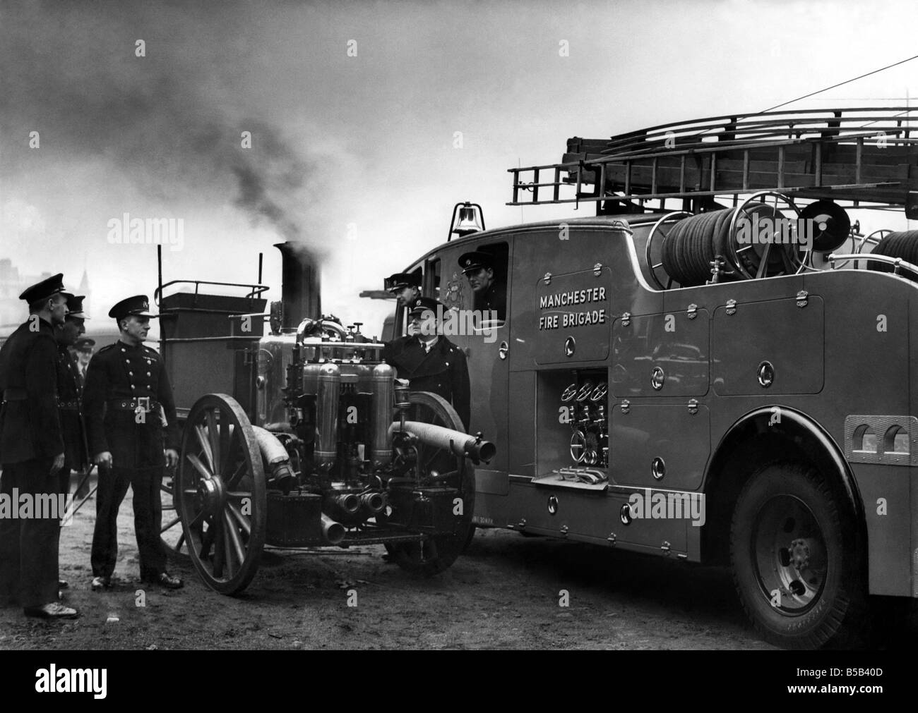 Eine 79 Jahre alte Feuerwehrauto Shand-Mason Dampfer Faltenbalg Dampf und Rauch während einer Demonstration am Piccadilly bei der Eröffnung einer Kampagne Hilfs Feuerwehr für die Feuerwehr in Manchester zu rekrutieren. ; März 1950 Stockfoto