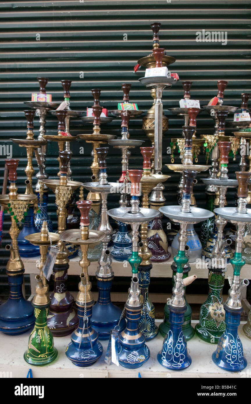 Stapel von Wasserpfeifen, auch bekannt als eine Wasserleitung, Wasserpfeifen, oder narghileh nargeela, nargile beliebt für das Rauchen im arabischen Mittleren Osten Stockfoto