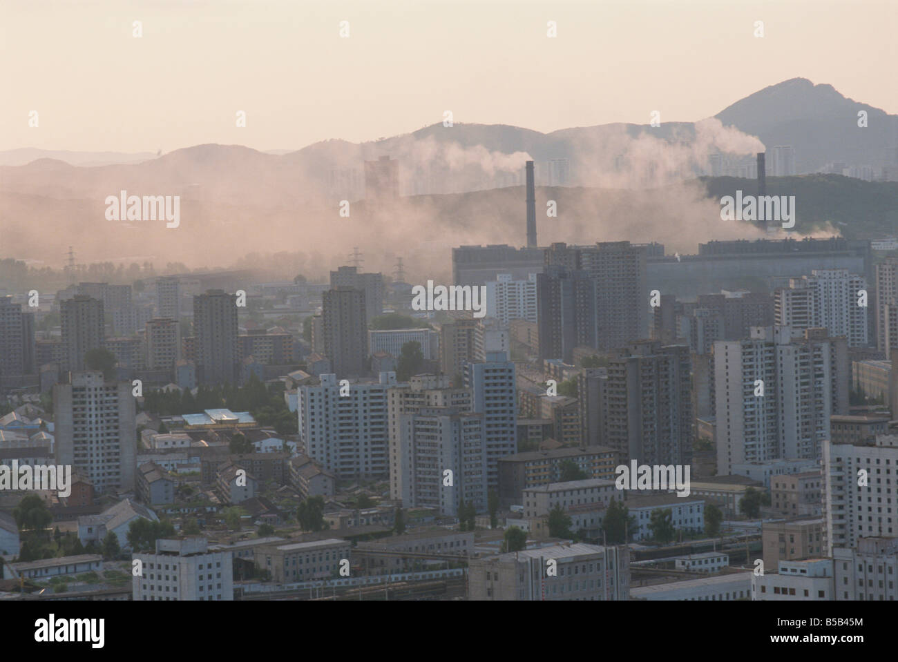 Stadtzentrum Blöcke von Wohnungen und unrein Kraftwerk Pjöngjang Nordkorea Asien Stockfoto