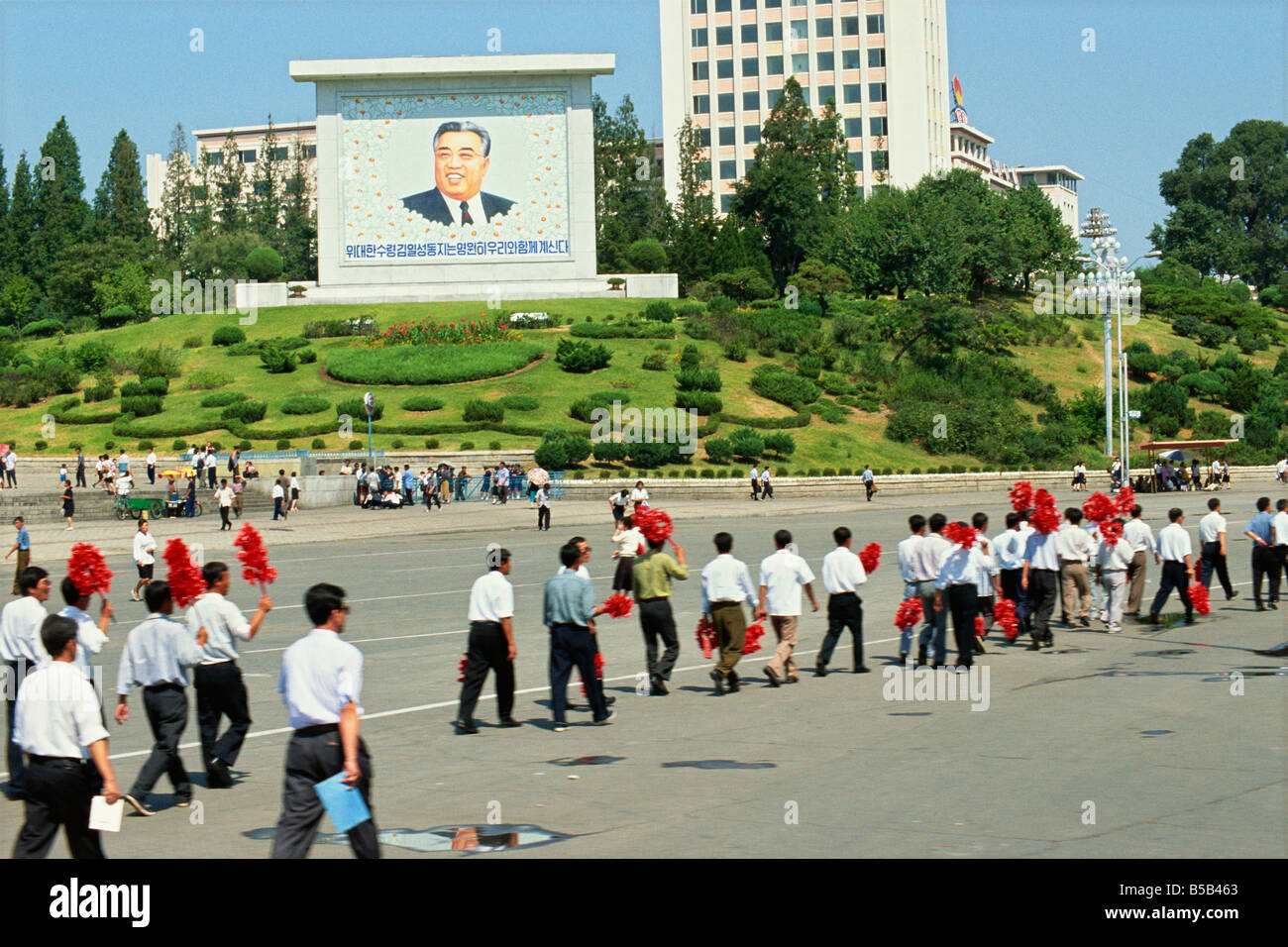 Großes Bild von großen Lerader und Auto weniger Passanten Pjöngjang Nordkorea Asien Stockfoto