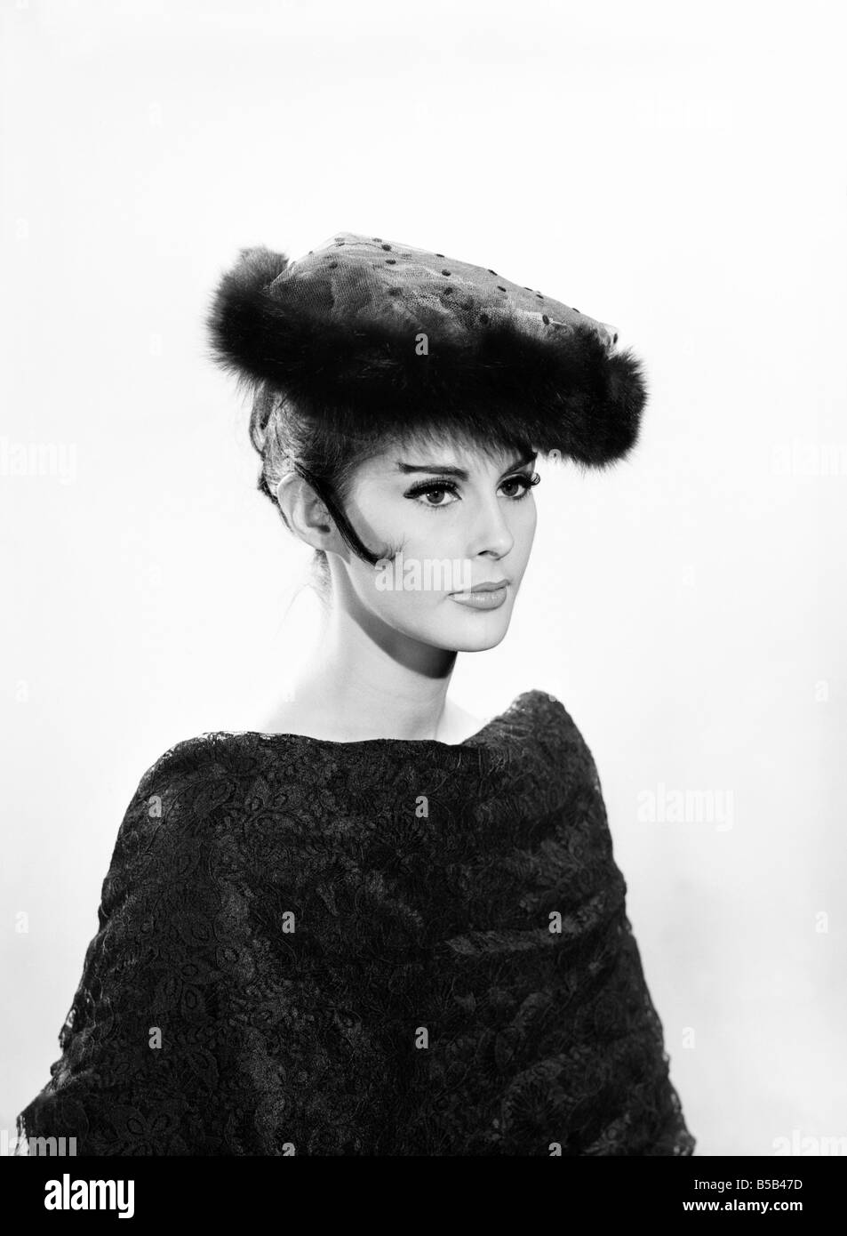 Kleidung: Mode: "Der Matador Look" Trägerin für getrimmte Hut und Mütze. Modell Eileen Noble. 1964 B1435-005 Stockfoto