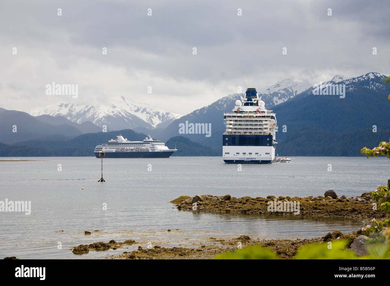 Zwei Kreuzfahrtschiffe vor Anker im östlichen Ärmelkanal in Sitka, Alaska Stockfoto