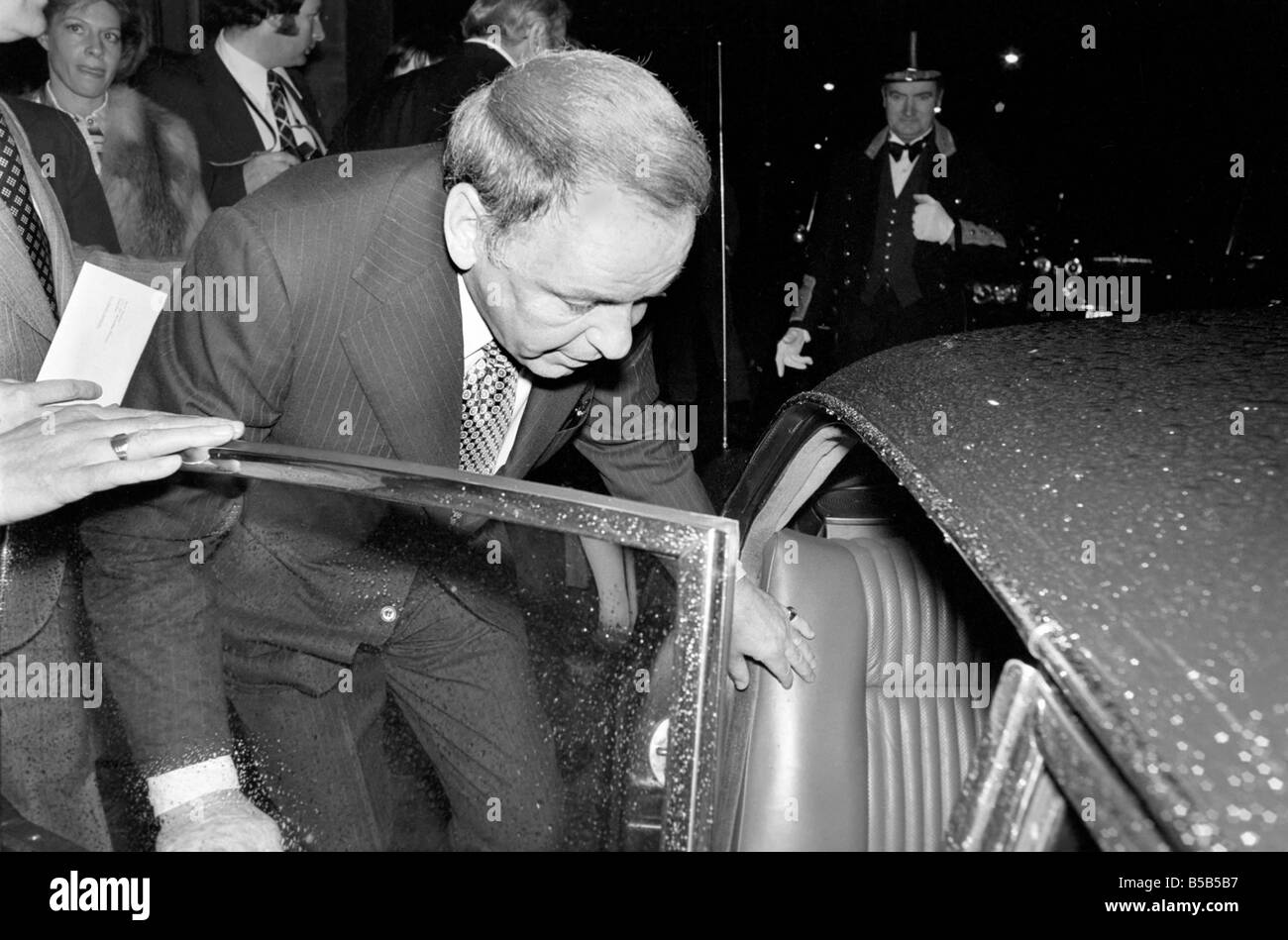 Frank Sinatra und Barbara Marx. Frank Sintara und seine Freundin Barbara Marx verlassen Claridees auf dem Weg zum Mirabellas Restaurant in Curzon St.W1. Frank Stopped vor dem Hotel für ein paar wartenden Fans Autogramme. Mai 1975 75-2575-009 Stockfoto