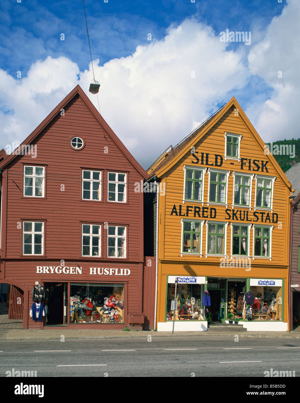 Traditionelle hölzerne Gebäudefassaden als Bryggen Bergen Norwegen G R Richardson Geschäfte Stockfoto